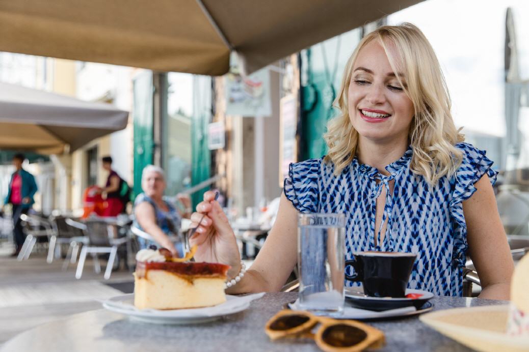 Blondine im Kaffeehaus